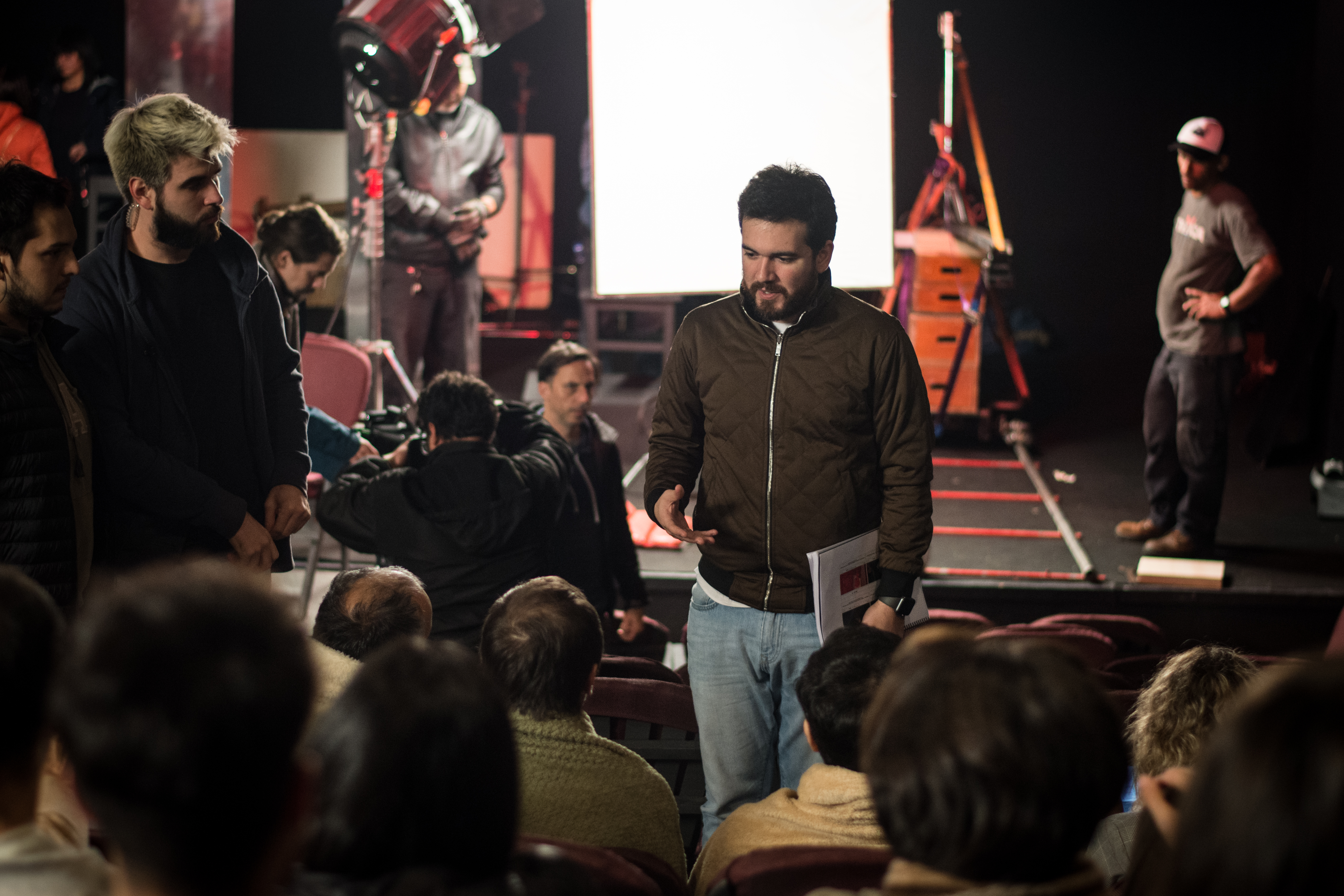 Héctor Duarte dirigiendo en set