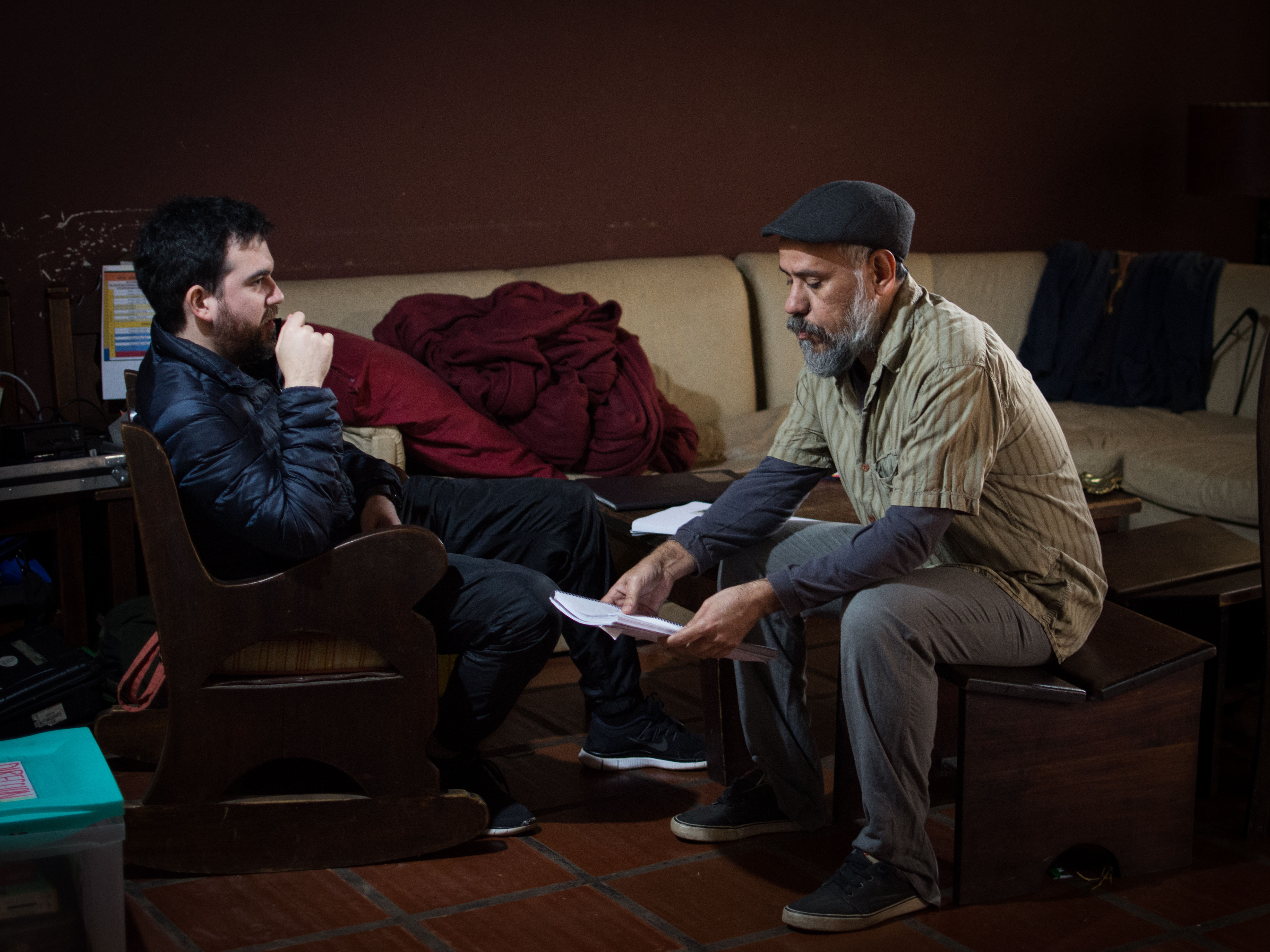 Héctor Duarte revisando guión con el elenco